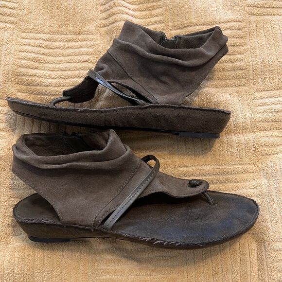 Aweosoles size 6.5 green suede zip back ankle thong sandals EUC - Picture 6 of 13